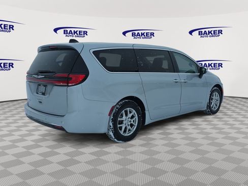 Used 2023 Chrysler Pacifica Touring-L FWD image 5