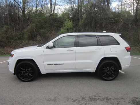 Used 2020 Jeep Grand Cherokee Altitude image 2
