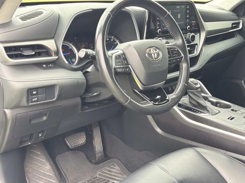 Used 2021 Toyota Highlander XLE AWD/4WD image 17