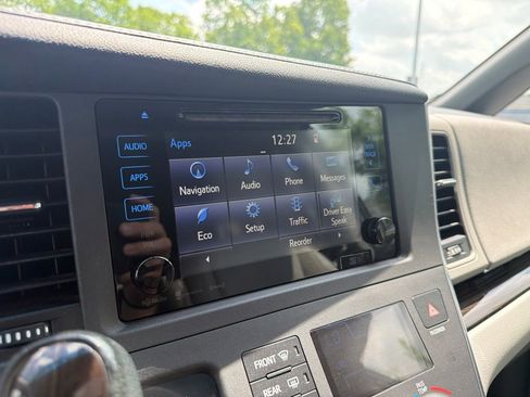 Used 2017 Toyota Sienna XLE Premium FWD image 32
