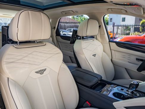 Used 2025 Bentley Bentayga image 21