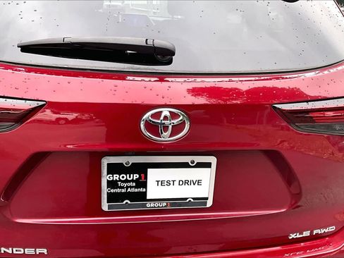 Used 2024 Toyota Highlander XLE AWD/4WD image 31