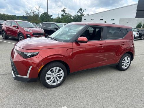 Certified 2023 Kia Soul LX FWD image 3