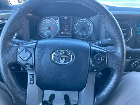 Used 2017 Toyota Tacoma TRD Sport w/ Tow Package (A/T) image 11