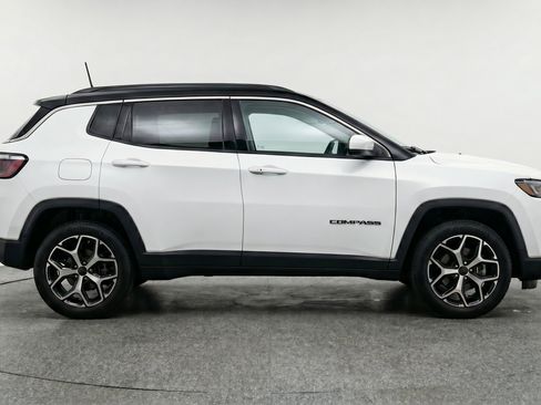 Used 2025 Jeep Compass Limited image 11