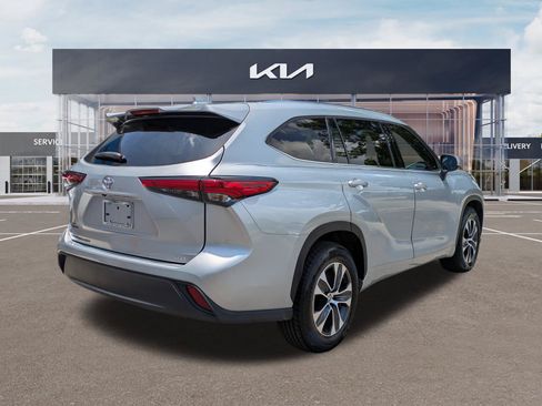 Used 2021 Toyota Highlander XLE FWD image 4
