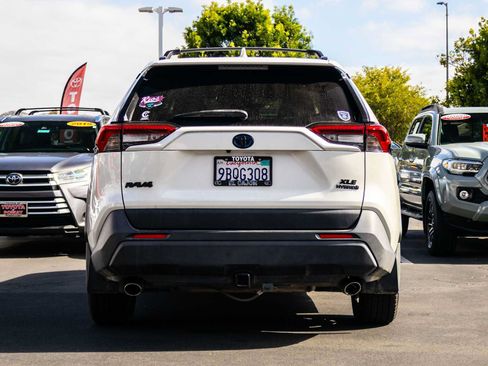 Used 2022 Toyota RAV4 XLE Premium AWD/4WD image 5