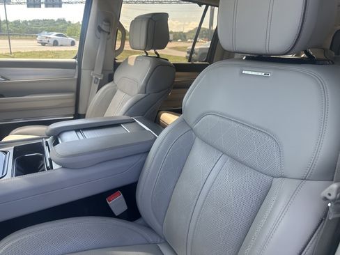 Used 2023 Jeep Grand Wagoneer Series II w/ Premium Group II AWD/4WD image 16