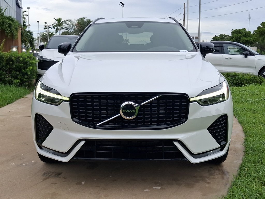 Certified 2024 Volvo XC60 B5 Core AWD/4WD image 2