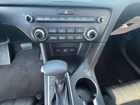 Used 2021 Kia Sportage LX AWD/4WD image 18