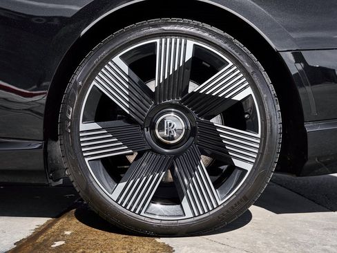 Used 2025 Rolls-Royce Spectre w/ Leather Finishing Pack image 18