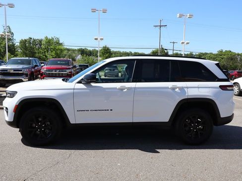 Used 2024 Jeep Grand Cherokee Altitude AWD/4WD image 25