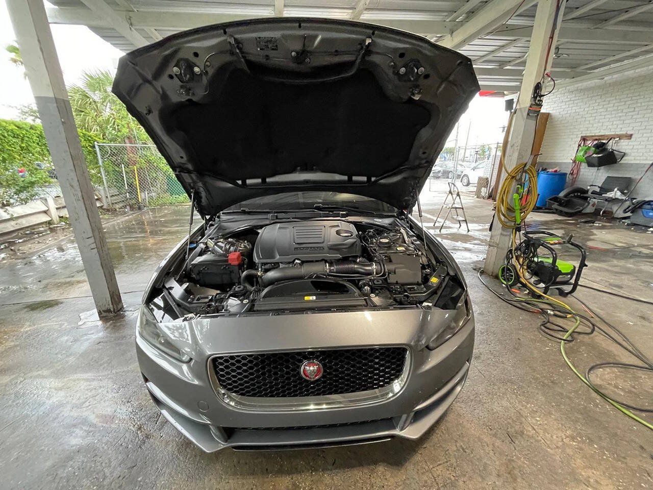 Used 2018 Jaguar XE Premium RWD image 19