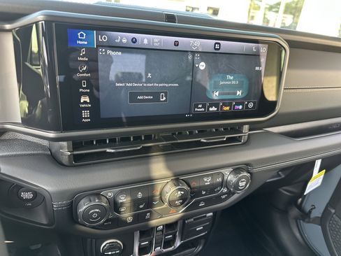 Used 2025 Jeep Gladiator Sport image 19