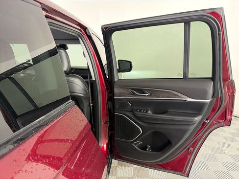 Used 2023 Jeep Grand Cherokee Limited w/ Black Appearance Package AWD/4WD image 28