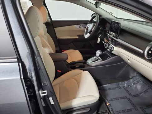 Used 2022 Kia Forte LXS w/ LXS Technology Package image 9