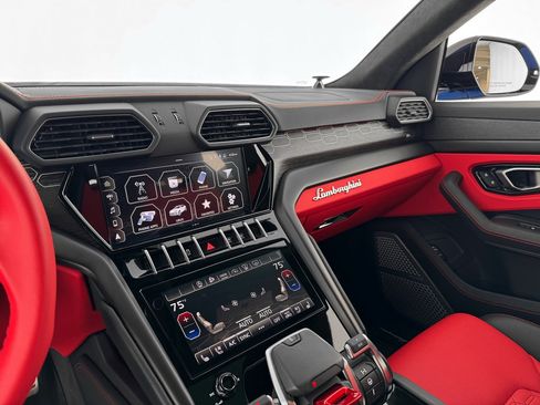 Used 2022 Lamborghini Urus image 23