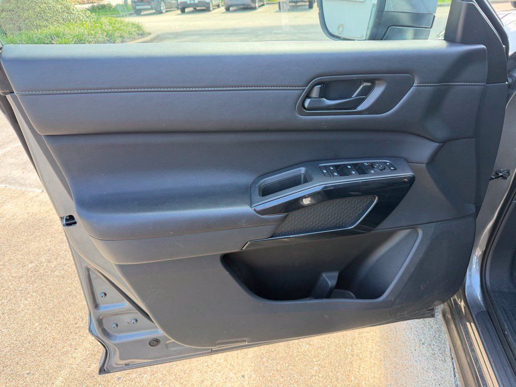 Used 2025 Nissan Pathfinder SV FWD image 7