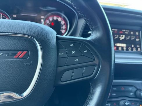 Used 2022 Dodge Challenger SXT image 9