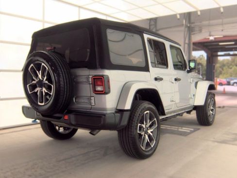 Used 2024 Jeep Wrangler Unlimited w/ Convenience Group AWD/4WD image 2