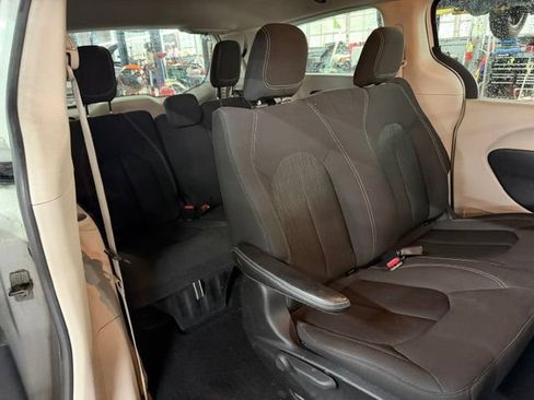Used 2021 Chrysler Voyager L FWD image 9
