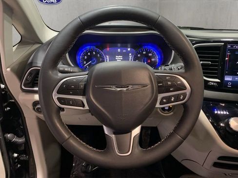 Used 2024 Chrysler Pacifica Touring-L image 12