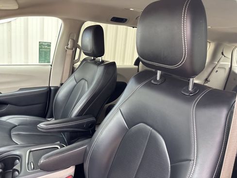 Used 2023 Chrysler Pacifica Touring-L FWD image 21