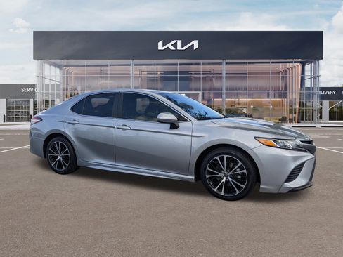 Used 2019 Toyota Camry SE image 1