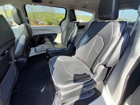 Used 2023 Chrysler Pacifica Limited FWD image 40