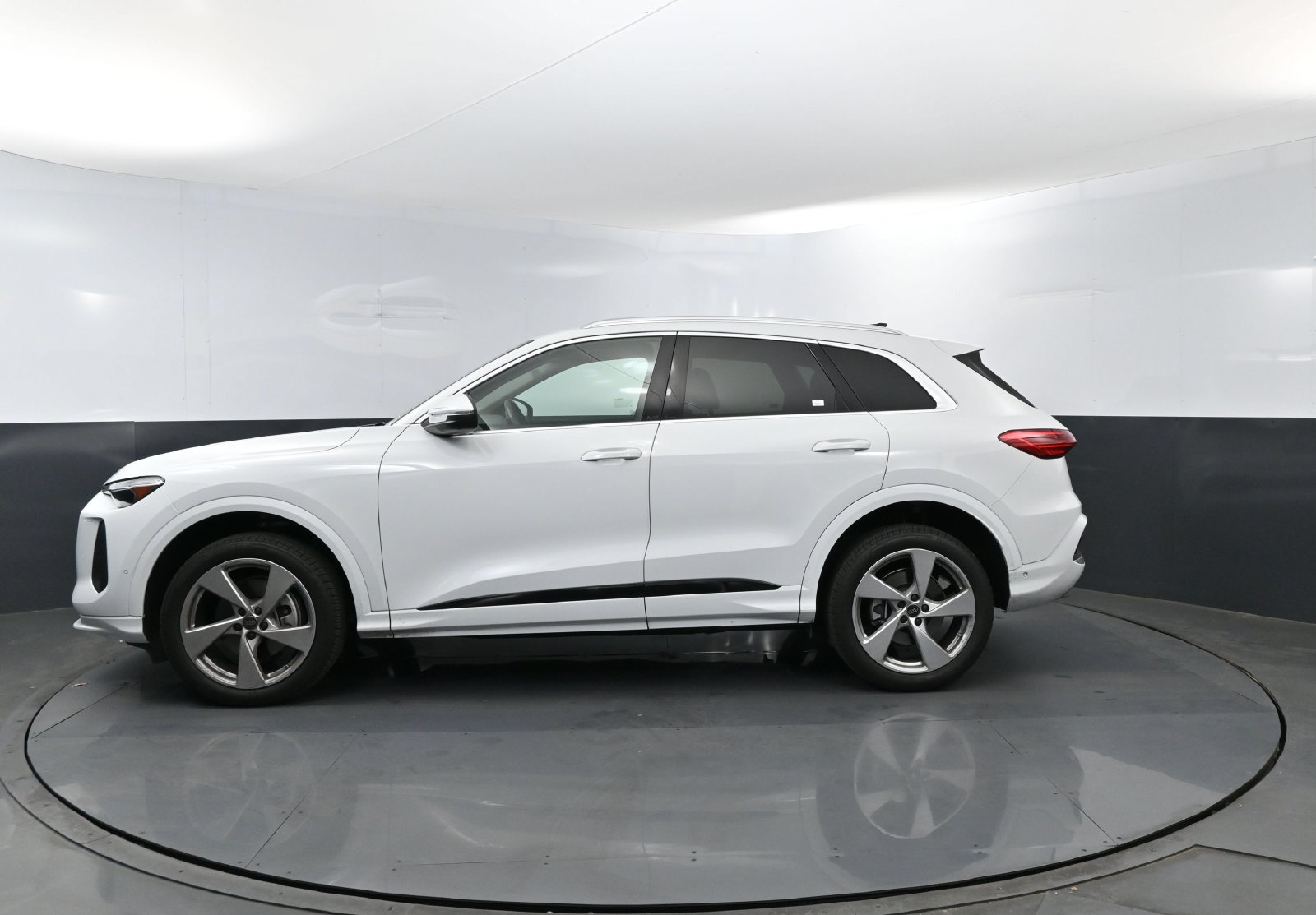 Used 2025 Audi Q5 Premium Plus w/ Premium Plus AWD/4WD image 23