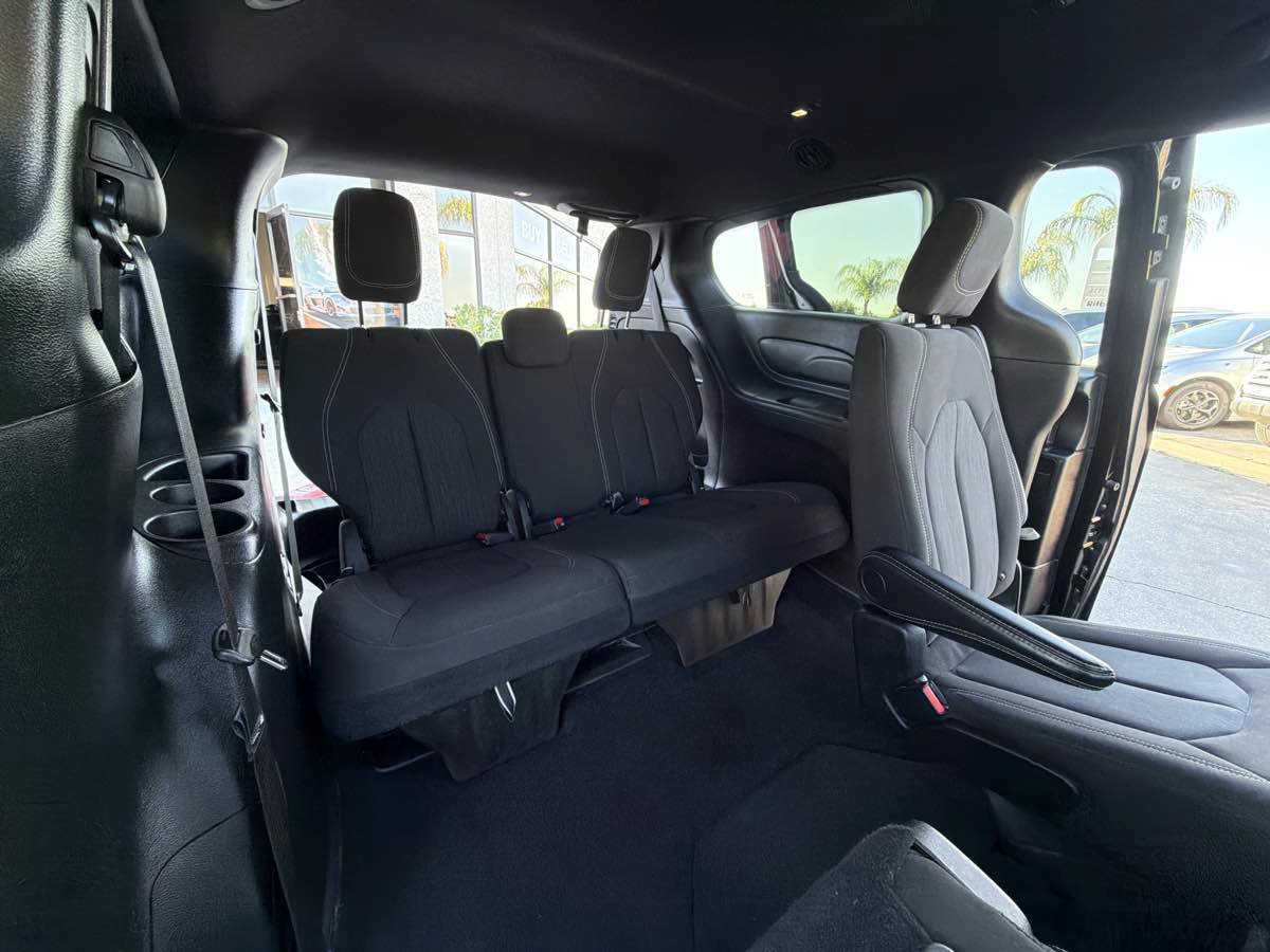 Used 2024 Chrysler Pacifica Touring FWD image 19
