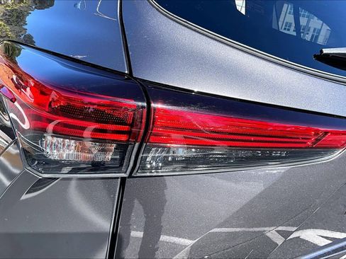 Used 2021 Toyota Highlander XLE image 29