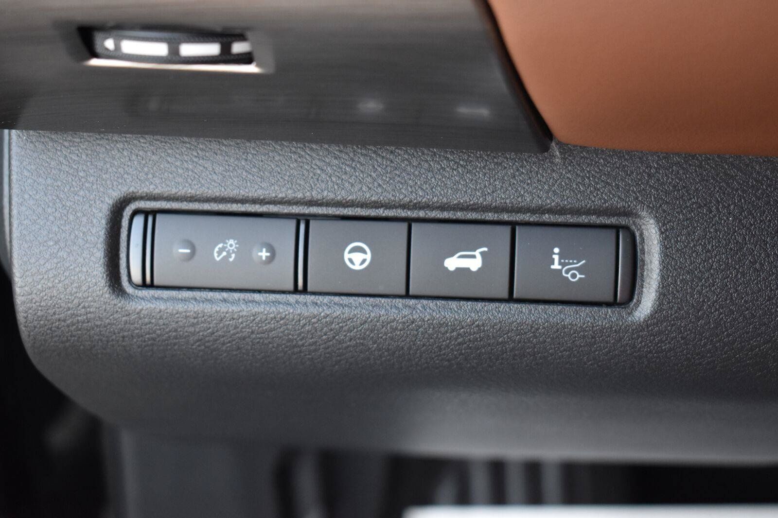 Used 2025 Nissan Pathfinder Platinum w/ Black Appearance Package FWD image 50