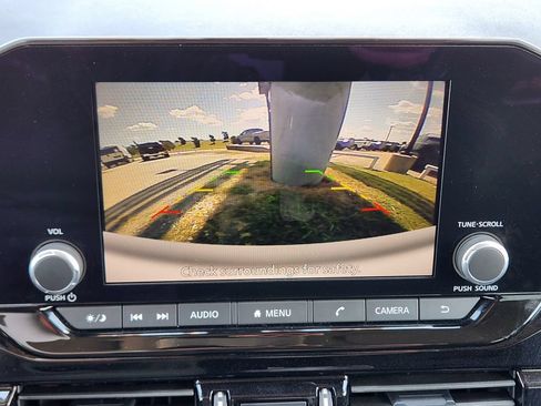 Used 2025 Nissan Pathfinder SV FWD image 18