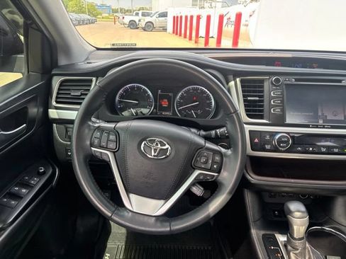 Used 2019 Toyota Highlander XLE AWD/4WD image 30