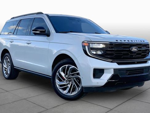 Used 2025 Ford Expedition Platinum w/ Stealth Performance Package AWD/4WD image 3