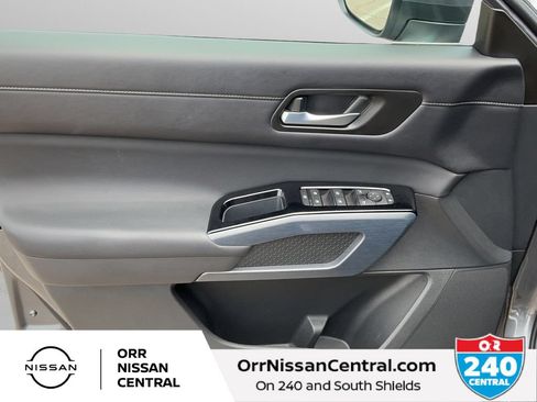 Used 2025 Nissan Pathfinder SL w/ Black Appearance Package FWD image 16