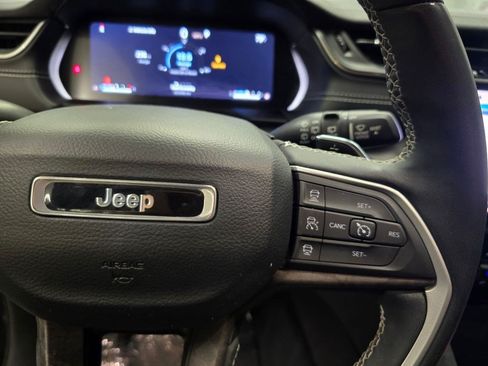 Used 2023 Jeep Grand Cherokee Limited AWD/4WD image 19