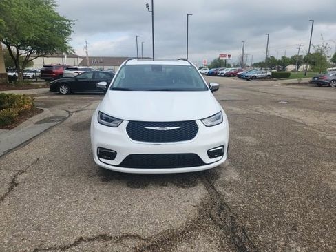 Used 2023 Chrysler Pacifica Limited w/ Uconnect Theater Family Group image 4