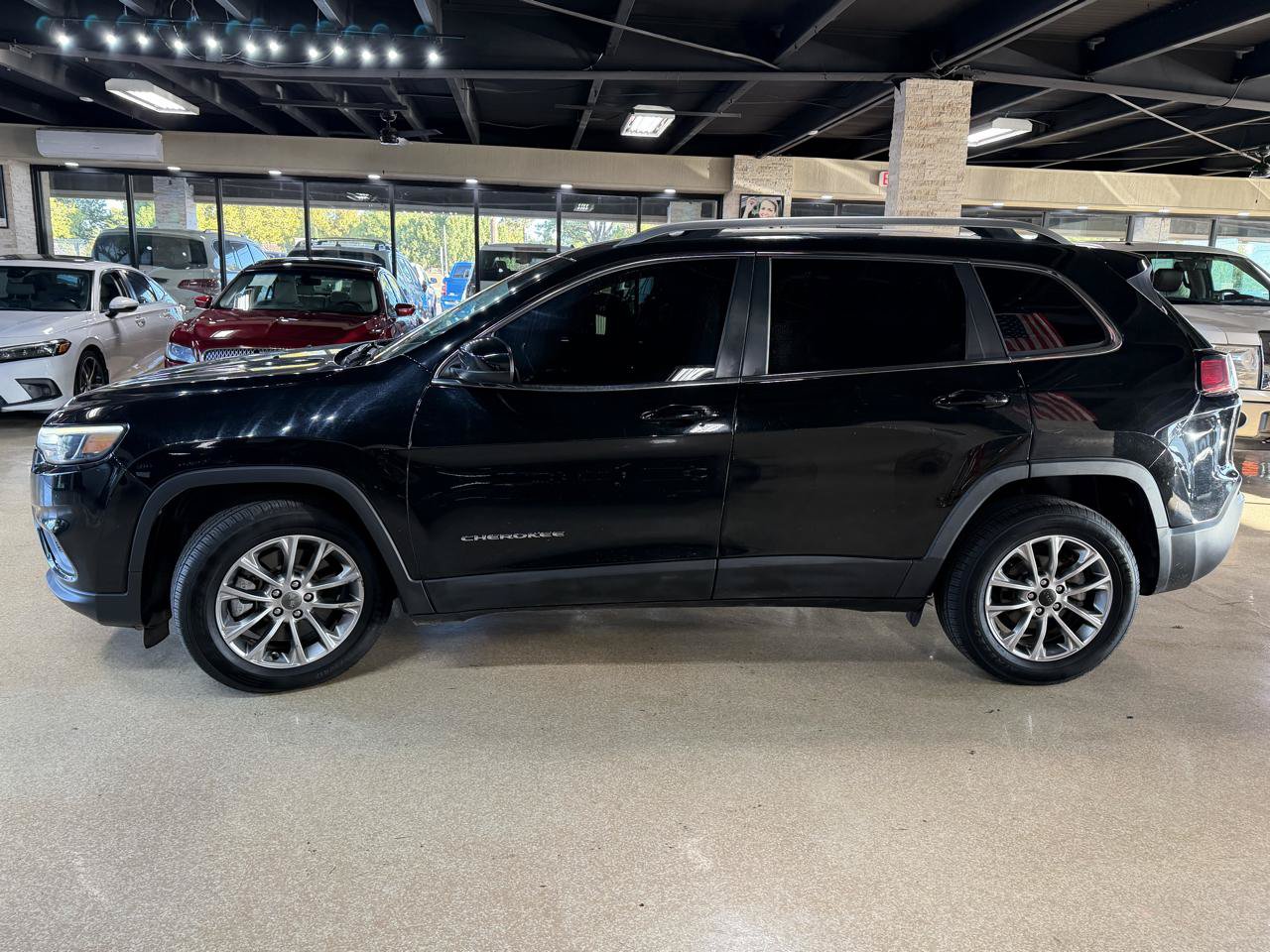 Used 2019 Jeep Cherokee Latitude Plus w/ Comfort/Convenience Group FWD image 4