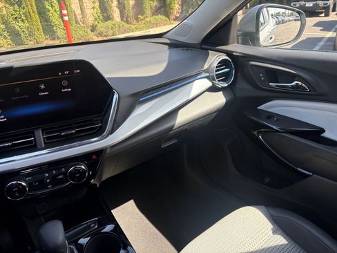 Used 2025 Chevrolet Trax LT FWD image 34