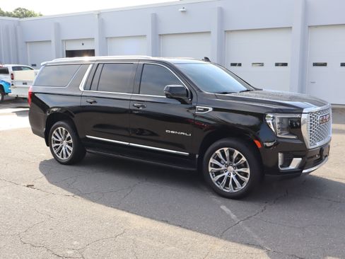 Used 2022 GMC Yukon XL Denali AWD/4WD image 13