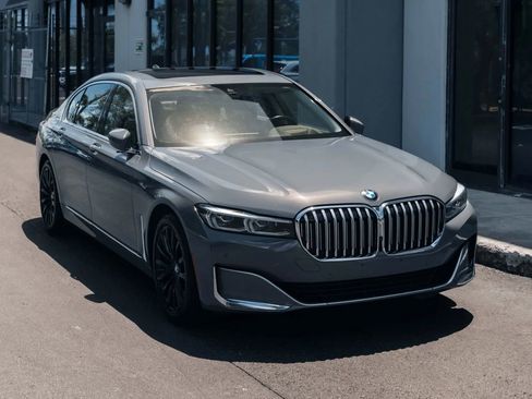 Used 2022 BMW 740i xDrive w/ Premium Package AWD/4WD image 2