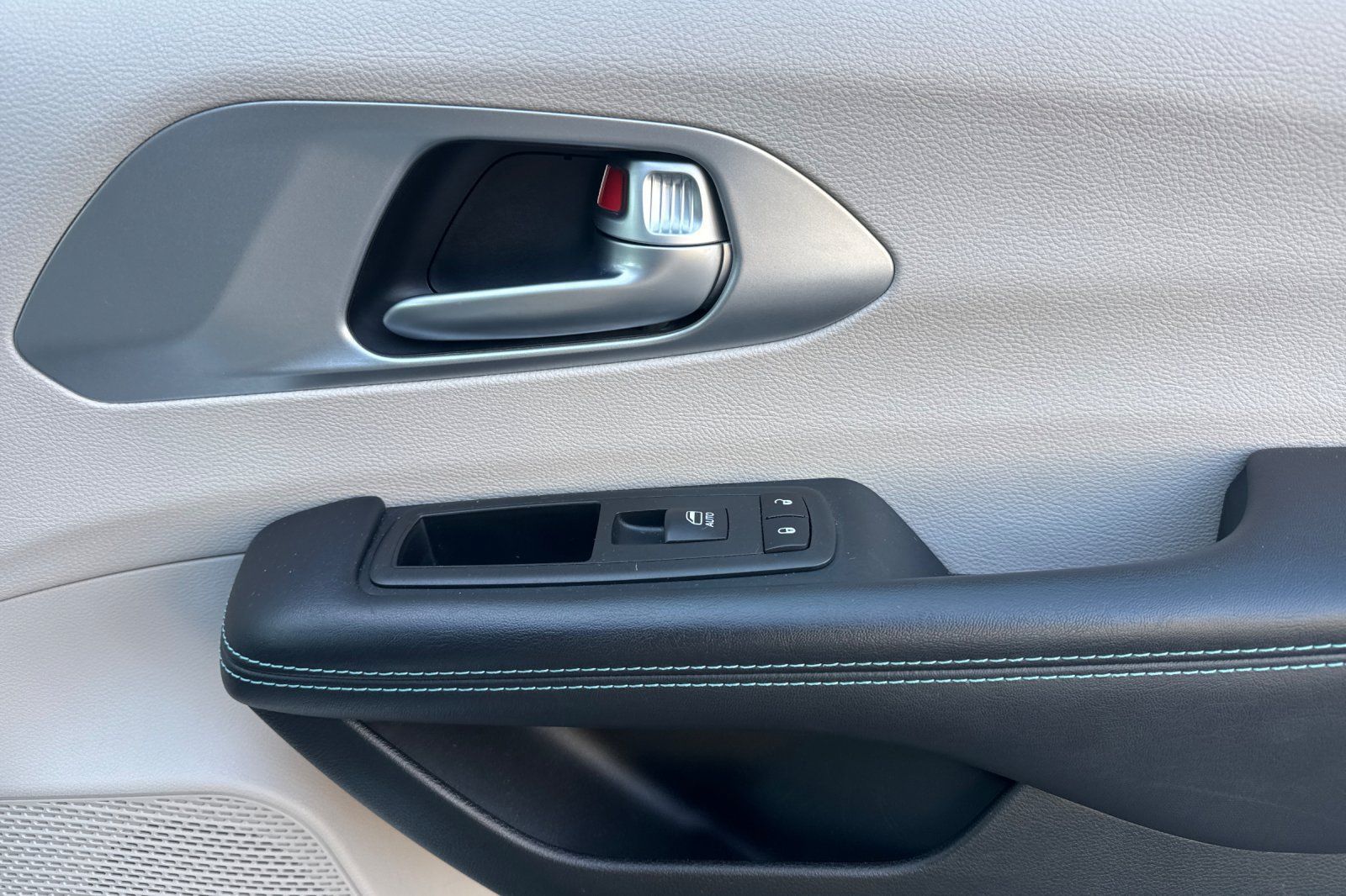 Used 2018 Chrysler Pacifica Touring-L FWD image 22