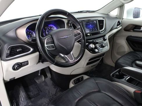 Used 2018 Chrysler Pacifica Touring-L image 20