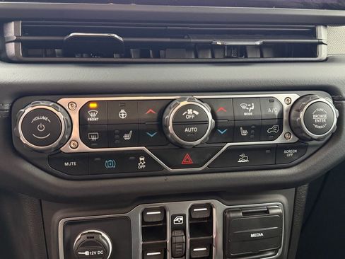 Used 2025 Jeep Wrangler Unlimited Sahara image 25