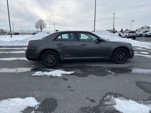 Used 2022 Chrysler 300 Touring w/ Sport Appearance Package image 4