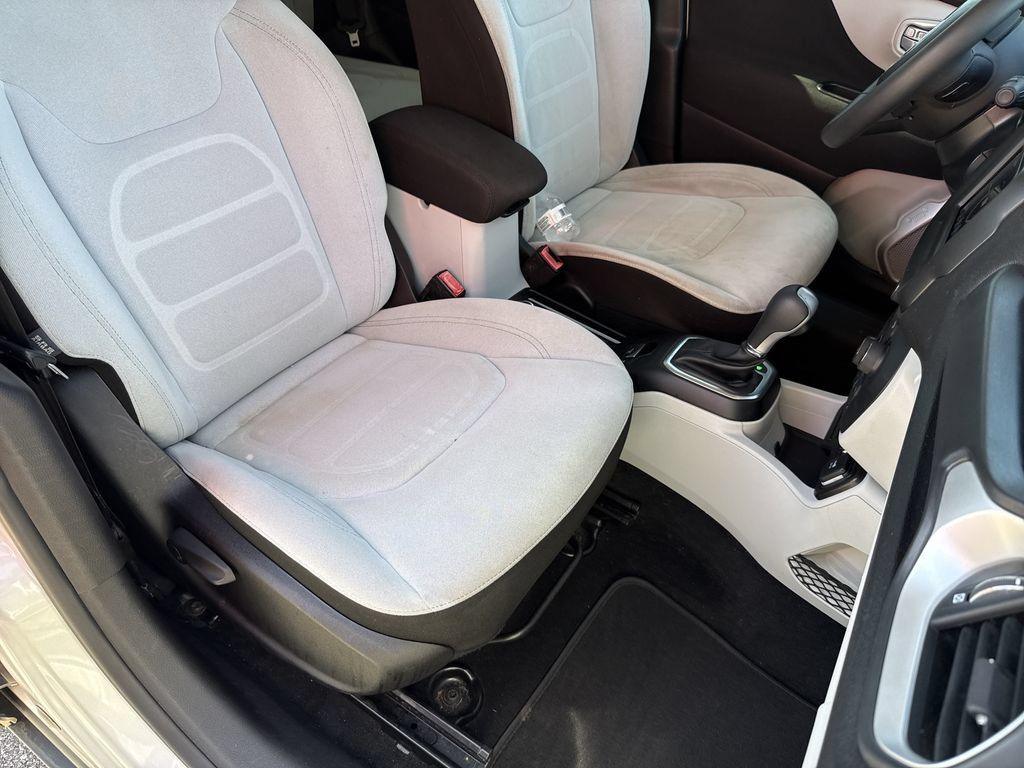 Used 2018 Jeep Renegade Latitude FWD image 32