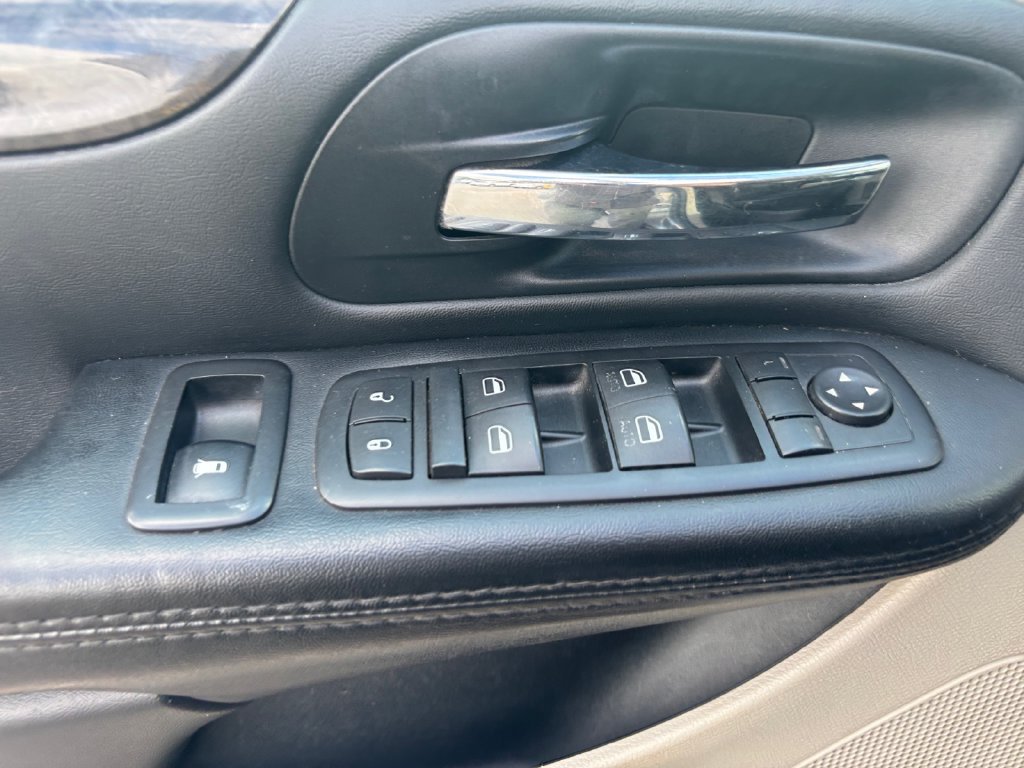 Used 2016 Dodge Grand Caravan SXT FWD image 17