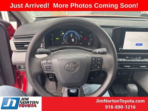 Used 2025 Toyota Camry LE w/ Convenience Package image 10